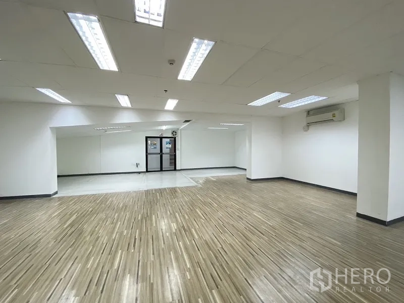 零售空间 for rent in Khlong Toei, Bangkok - 宽敞店铺，天花灯板、整面镜墙与壁挂空调。