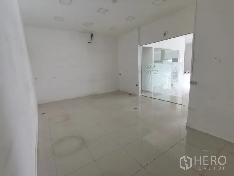 零售空间 出租在Bueng Kum, Bangkok - 空白白色办公室，配玻璃推拉门