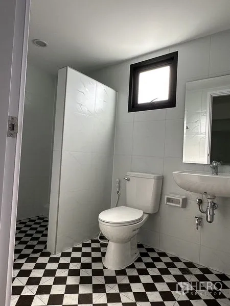 คลังสินค้า ให้เช่าในBang Phli, Samut Prakan - ห้องน้ำพร้อมผนังกั้นส่วนเปียก อ่างล้างมือ และพื้นลายตาราง