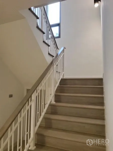 บ้าน ขายในNuea Khlong, Krabi - บันไดพร้อมราวเหล็กสีขาวและหน้าต่างรับแสงธรรมชาติ