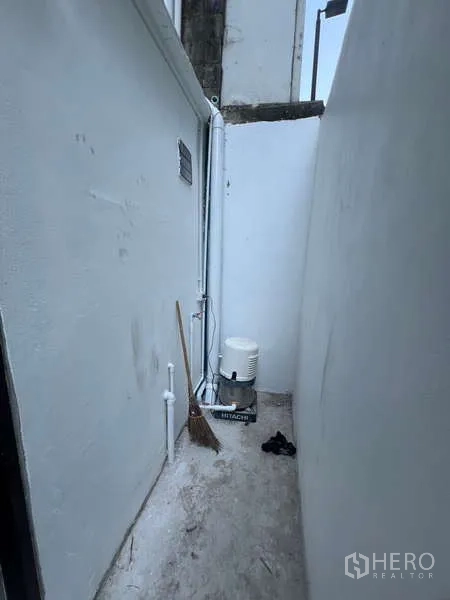 อาคารพาณิชย์ ให้เช่าในWatthana, Bangkok - ทางเดินบริการด้านหลัง มีปั๊มน้ำและท่อเดินตามผนัง