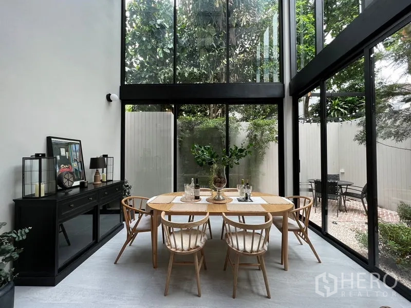 联排别墅 出售在Khlong Toei, Bangkok - 通高落地玻璃餐亭与露台无缝相连。