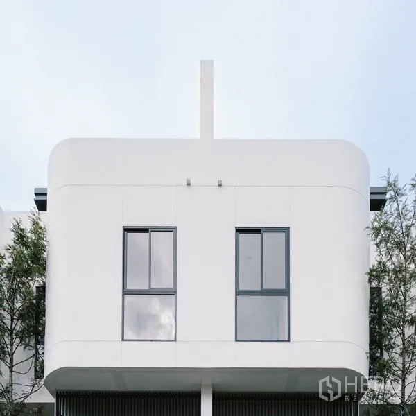 ทาวน์เฮาส์ ขายในPhra Khanong, Bangkok - มุมซูมด้านหน้าพร้อมหน้าต่างสูงสองบานและเส้นสายโมเดิร์นคมชัด