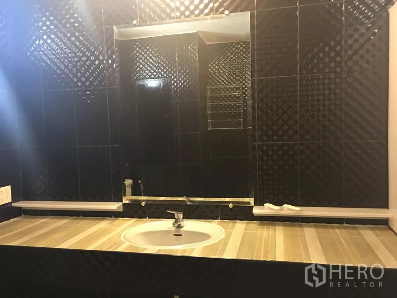 คอนโด ให้เช่าในWatthana, Bangkok - เคาน์เตอร์อ่างล้างหน้าแบบยาวพร้อมกระจกบานใหญ่