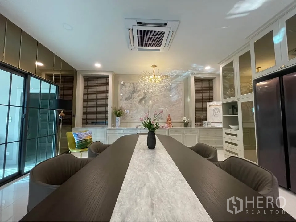 บ้านเดี่ยว for rent or sale in Bang Phli, Samut Prakan - มุมทานอาหารพร้อมโคมแชนเดอเลียร์และผนังตกแต่งหรูหรา
