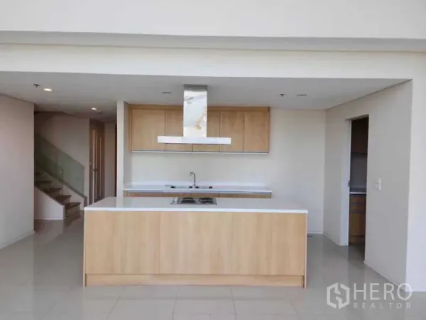 คอนโด ให้เช่าในRatchathewi, Bangkok - ครัวเปิดพร้อมไอแลนด์ไม้ลายอ่อน ตู้บิลท์อิน และฮูดสเตนเลส