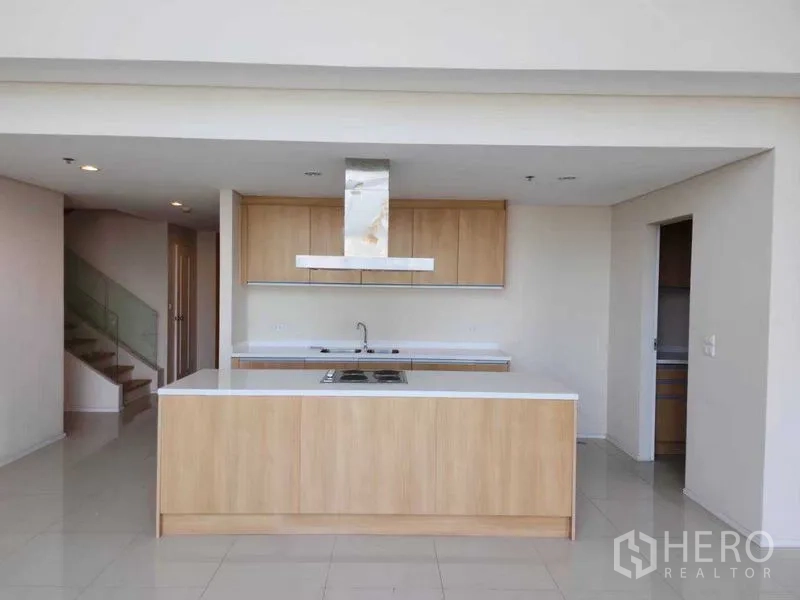 คอนโด ให้เช่าในRatchathewi, Bangkok - ครัวเปิดพร้อมไอแลนด์ไม้ลายอ่อน ตู้บิลท์อิน และฮูดสเตนเลส