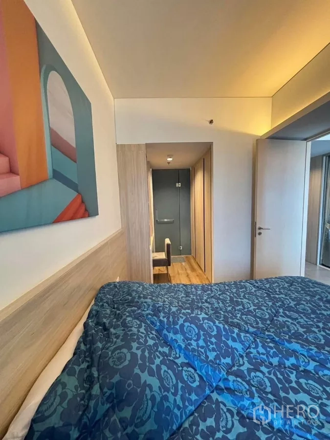 คอนโด ให้เช่าหรือขายในPhaya Thai, Bangkok - มุมมองจากห้องนอนไปยังโถงทางเดินและทางเข้า แสงอบอุ่น พื้นไม้