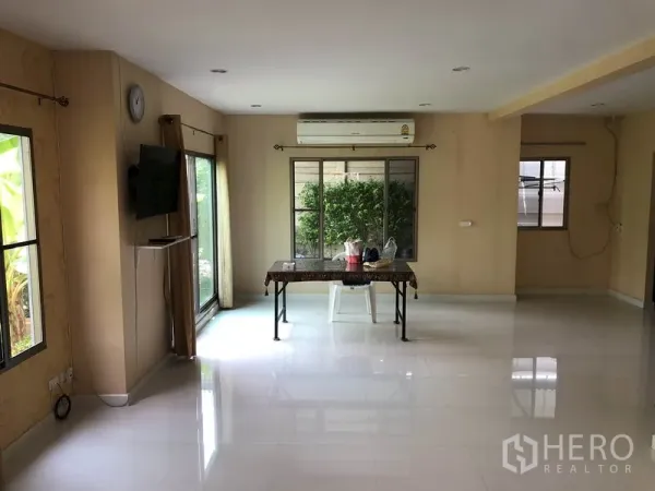 บ้าน ให้เช่าในSuan Luang, Bangkok - โถงนั่งเล่นรับประทานอาหารกว้าง มีหน้าต่างหลายบาน เครื่องปรับอากาศ และที่ติดทีวี