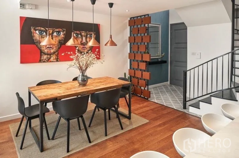 คอนโด ให้เช่าหรือขายในSathon, Bangkok - พื้นที่รับประทานอาหารข้างฉากกั้นตกแต่ง และทางเข้าห้องน้ำพื้นลายเรขาคณิต