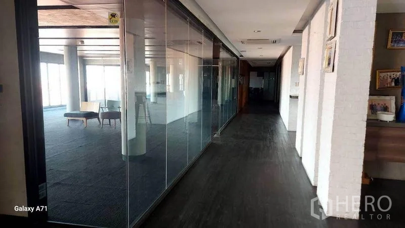 สำนักงานที่บ้าน ให้เช่าในNong Khaem, Bangkok - โถงสำนักงานกั้นห้องกระจกเต็มบาน เชื่อมสู่ห้องประชุม