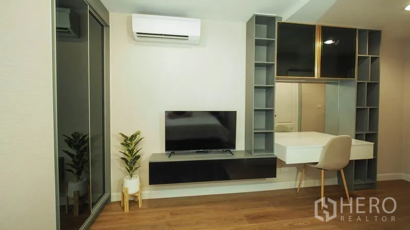 คอนโด ให้เช่าในKhlong San, Bangkok - มุมทำงานในห้องนอน พร้อมชั้นบิวท์อิน ทีวีติดผนัง และโต๊ะเครื่องแป้ง