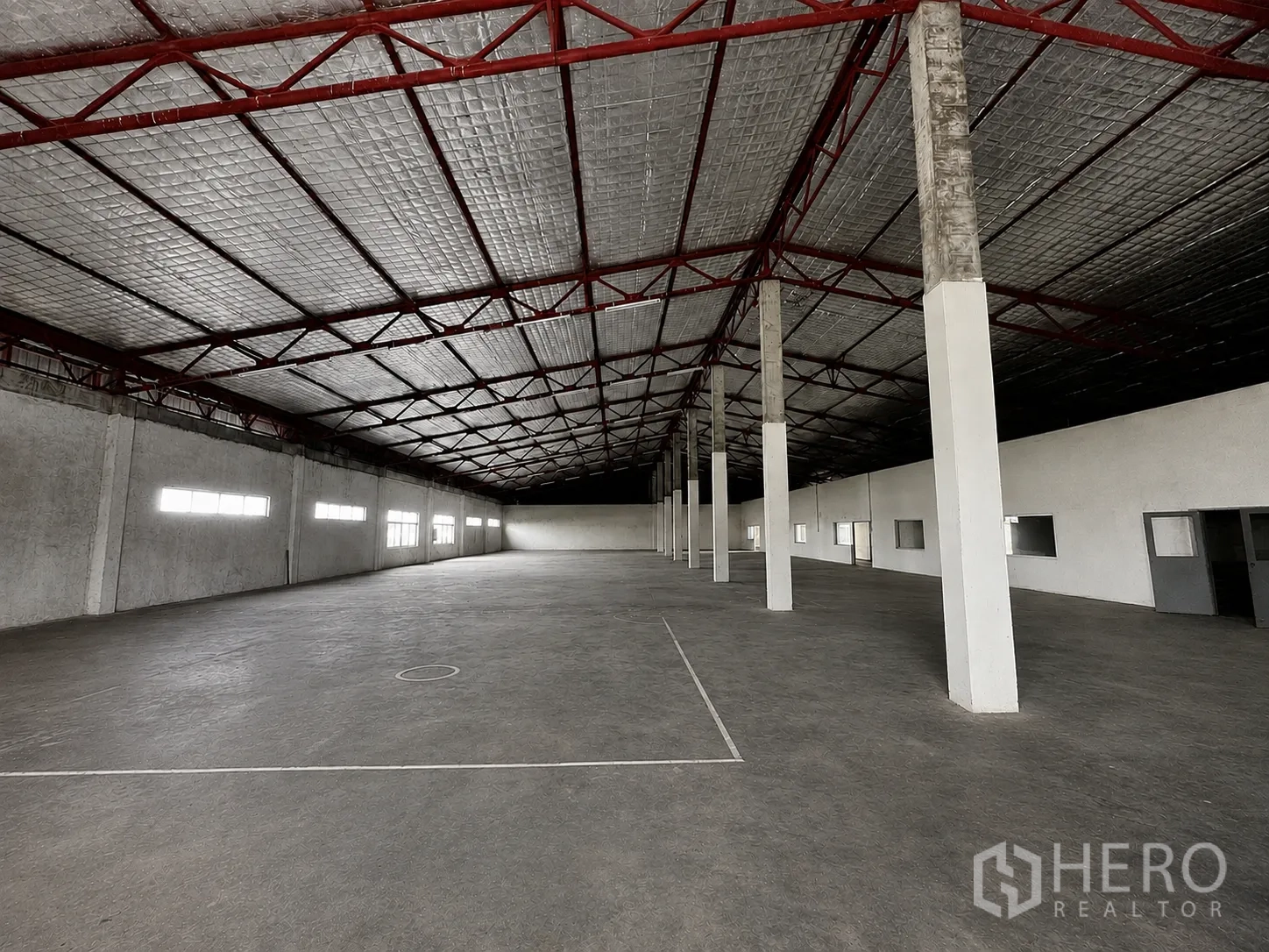 โรงงาน for rent or sale in Wang Noi, Phra Nakhon Si Ayutthaya - อาคารสไตล์โกดัง หลังคาบุฉนวนโครงเหล็กสีแดง พร้อมช่องหน้าต่างยาวสูงใต้หลังคา