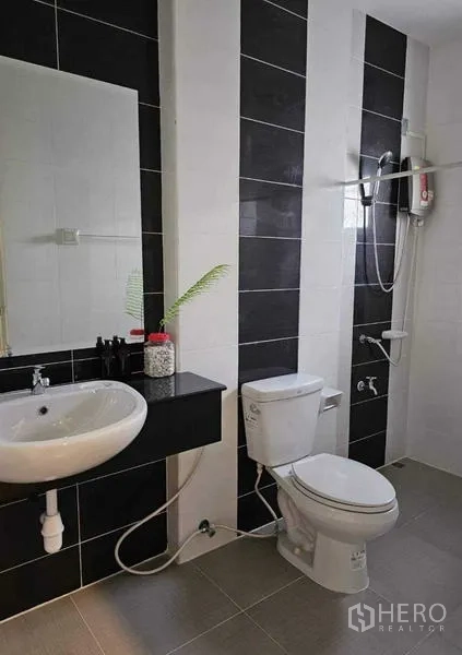 บ้าน ให้เช่าในLam Luk Ka, Pathum Thani - ห้องน้ำโทนขาวดำ มีฝักบัว ชักโครก และอ่างล้างหน้าพร้อมกระจก