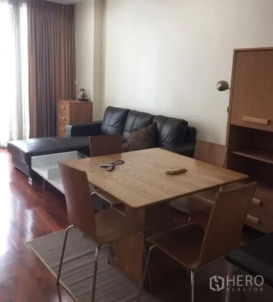 คอนโด ให้เช่าหรือขายในKhlong Toei, Bangkok - ห้องนั่งเล่นอบอุ่น โซฟาหนังเข้ามุม ชุดโต๊ะอาหารไม้ และหน้าต่างขนาดใหญ่พร้อมผ้าม่าน