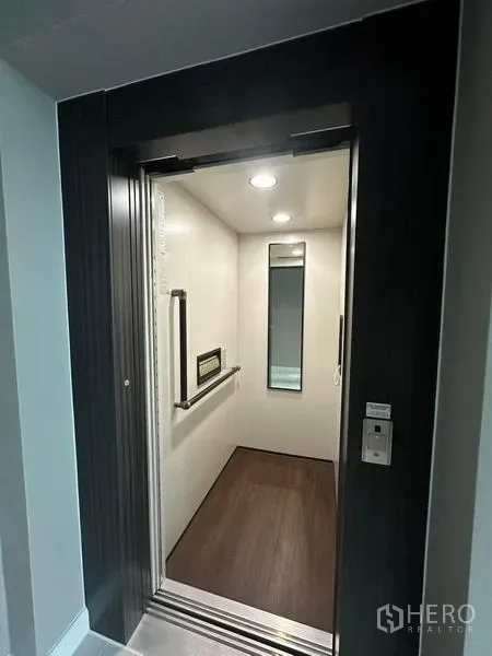 บ้าน ให้เช่าในSaphan Sung, Bangkok - ลิฟต์ส่วนตัวภายในบ้าน พร้อมราวจับและกระจก