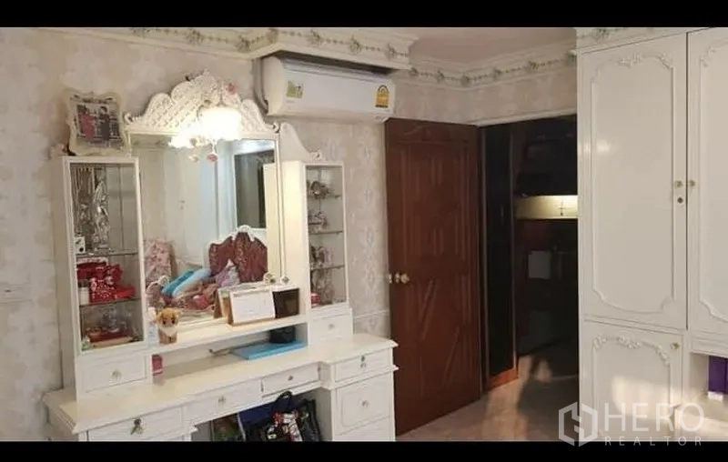 คอนโด ให้เช่าหรือขายในWatthana, Bangkok - มุมแต่งตัวพร้อมโต๊ะเครื่องแป้งสีขาว กระจกบานใหญ่ ตู้บิลท์อิน และแอร์แขวนผนัง