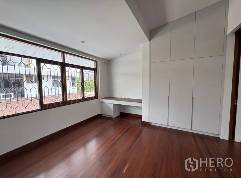 独立式住宅 出租在Watthana, Bangkok - 采光充足的卧室，转角落地窗与阳台通道。