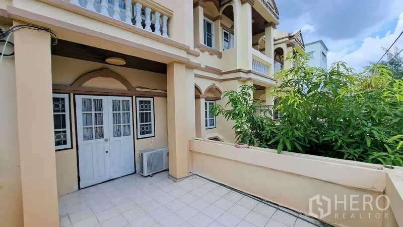 ทาวน์เฮาส์ ให้เช่าในWatthana, Bangkok - ลานหน้าบ้านกระเบื้อง เสาและระเบียงสไตล์คลาสสิก พร้อมสวน