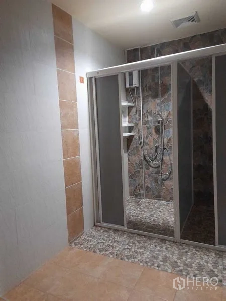 อาคารพาณิชย์ ให้เช่าในHuai Khwang, Bangkok - ห้องน้ำพร้อมตู้กระจกกั้นอาบน้ำและพื้นโมเสก