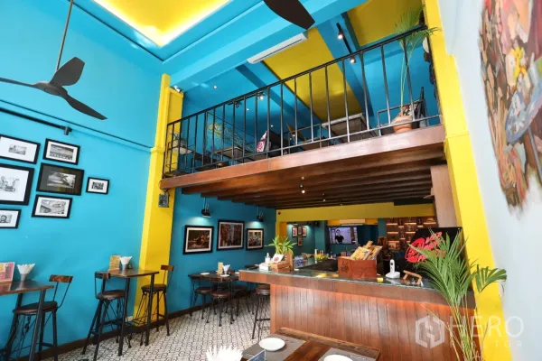 店屋 出租或出售在Khlong Toei, Bangkok - 可见夹层与吧台，氛围灯光与花纹地面