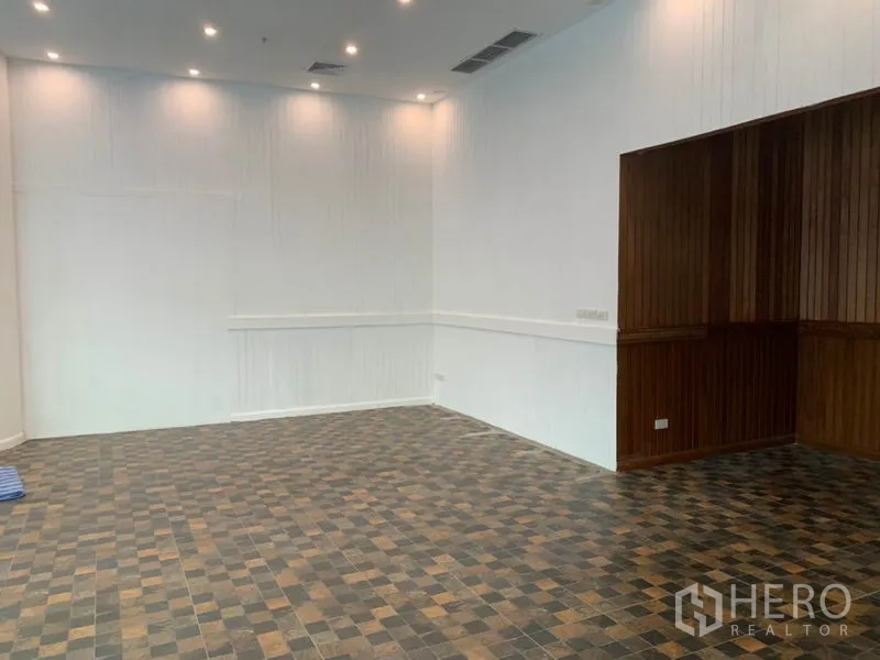 零售空间 出租在Khlong Toei, Bangkok - 宽敞销售区，棋盘格地砖、白色墙面与内置木质壁龛。