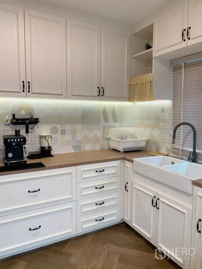 独立式住宅 出售在Sai Mai, Bangkok - 厨房咖啡角，双水槽与几何图案防溅板。