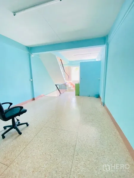 店屋 出租或出售在Suan Luang, Bangkok - 楼上大房间，浅蓝色墙面，采光好，邻近楼梯。