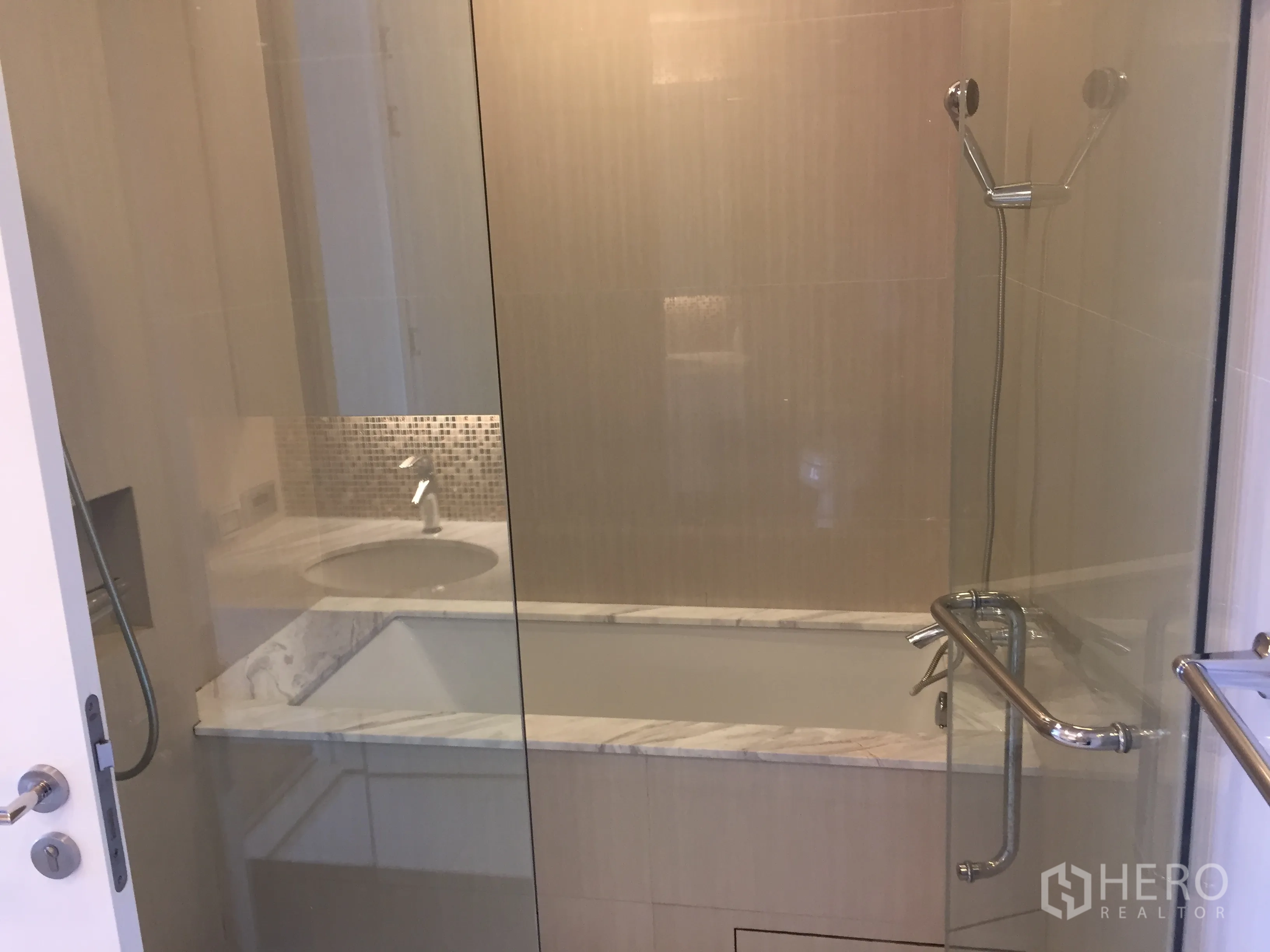 公寓 出租在Ratchathewi, Bangkok - 浴室采用玻璃隔断，设浴缸、雨淋花洒与大理石台面。