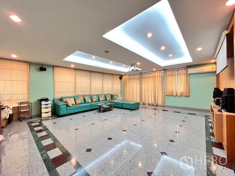 อาคารพาณิชย์ ขายในWang Thonglang, Bangkok - มุมนั่งเล่นโซฟาเข้ามุม ไฟฝัง และพื้นหินเงา