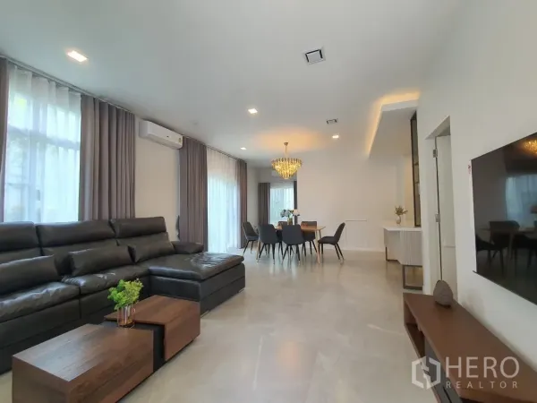 บ้าน ให้เช่าในPrawet, Bangkok - พื้นที่รับแขกและรับประทานอาหารโปร่งสว่างด้วยโคมระย้าและหน้าต่างบานใหญ่.