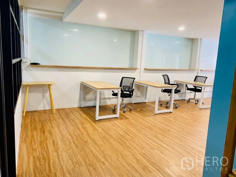 办公空间 出租在Bang Rak, Bangkok - 沿墙工位区，旁有室内玻璃隔断