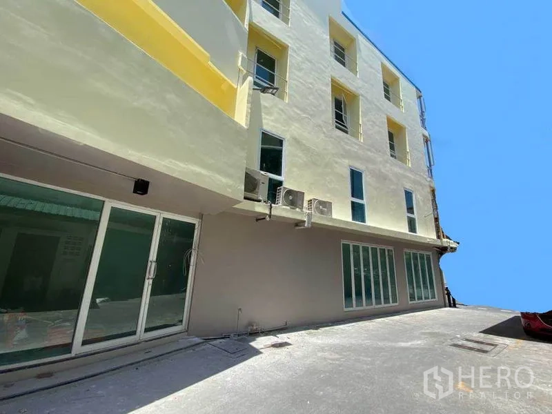 พื้นที่ขายปลีก ให้เช่าในKhlong Toei, Bangkok - ภายนอกอาคารพาณิชย์หลายชั้น พร้อมกระจกหน้าร้านบานกว้าง