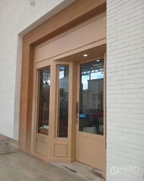 พื้นที่ขายปลีก ให้เช่าในKhlong Toei, Bangkok - หน้าร้านริมทาง ประตูกระจกกรอบไม้ทรงสูง บนผนังอิฐสีขาว