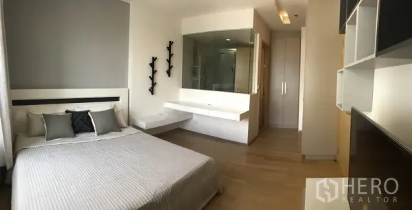 คอนโด ให้เช่าในKhlong Toei, Bangkok - ห้องนอนสว่างพร้อมเตียงควีน ชั้นบิวท์อิน และห้องน้ำกั้นกระจกในคอนโด Siri at Sukhumvit