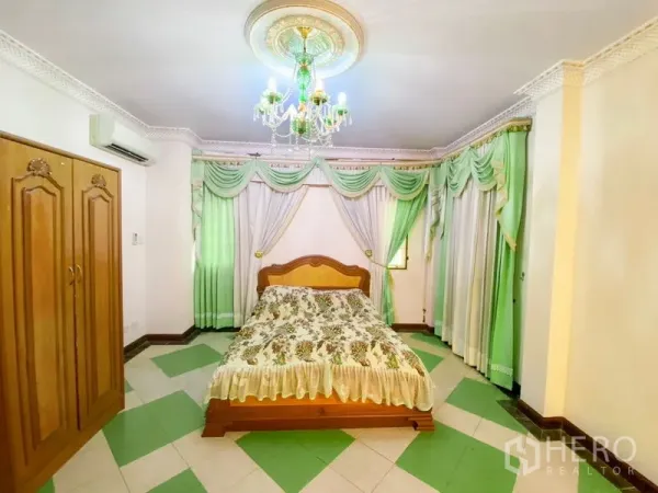 独立式住宅 出租或出售在Bang Khen, Bangkok - 明亮卧室，绿色窗帘、棋盘格地砖与水晶吊灯。