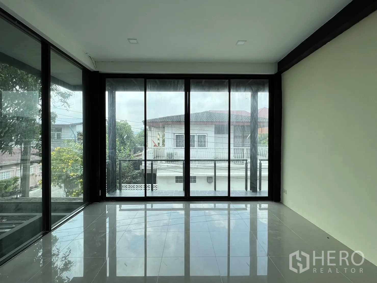 บ้าน ให้เช่าหรือขายในPhra Khanong, Bangkok - ห้องนอนมีประตูกระจกสไลด์ออกสู่ระเบียง เห็นวิวชุมชน