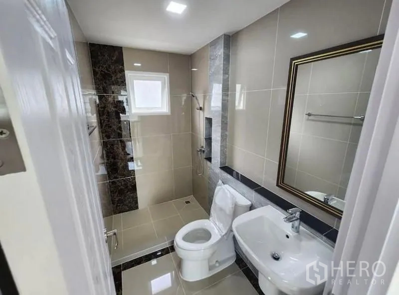 独立式住宅 出租 - 现代浴室，步入式淋浴、坐便与台盆。