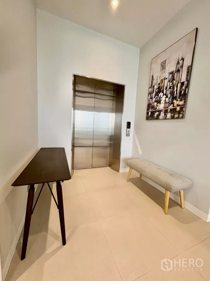 คอนโด ให้เช่าในWatthana, Bangkok - โถงลิฟต์มินิมอล โต๊ะคอนโซลและม้านั่งบุกำมะหยี่