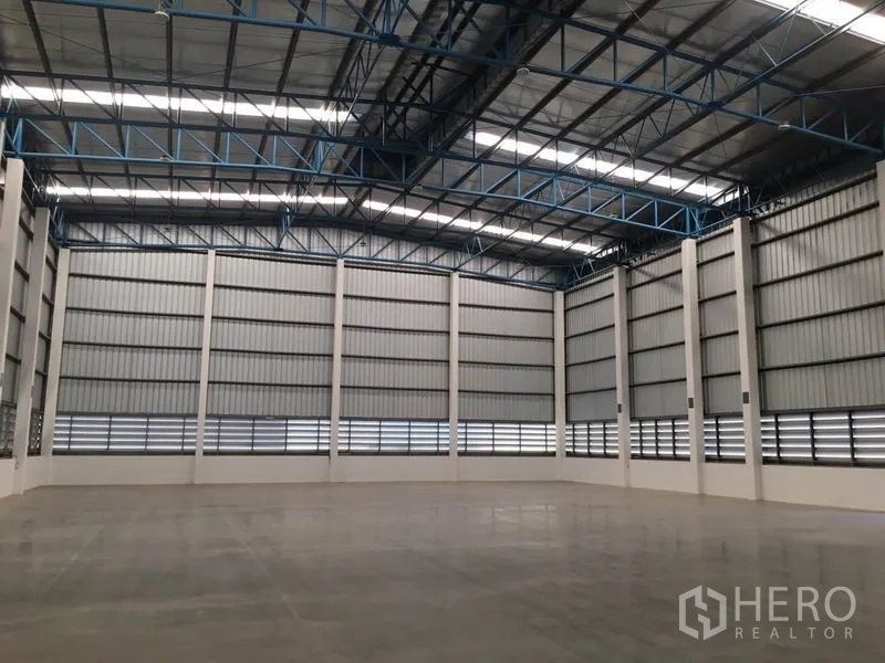 คลังสินค้า ให้เช่าในLat Krabang, Bangkok - ภายในโกดังเพดานสูงโครงเหล็ก ผนังระบายอากาศ และพื้นคอนกรีตขัดมันกว้างขวาง