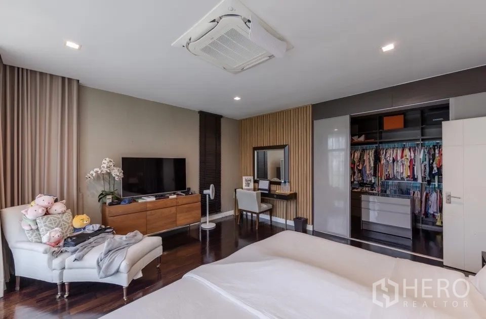 Detached House for rent or sale in Bang Kapi, Bangkok - Spacious master bedroom with TV unit and walk-in closet.