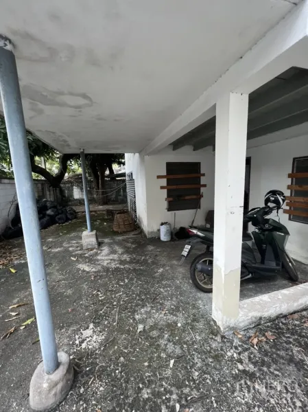 บ้าน ให้เช่าในSathon, Bangkok - โรงจอดรถ/เฉลียงมีหลังคา พื้นคอนกรีต และเสาตั้ง