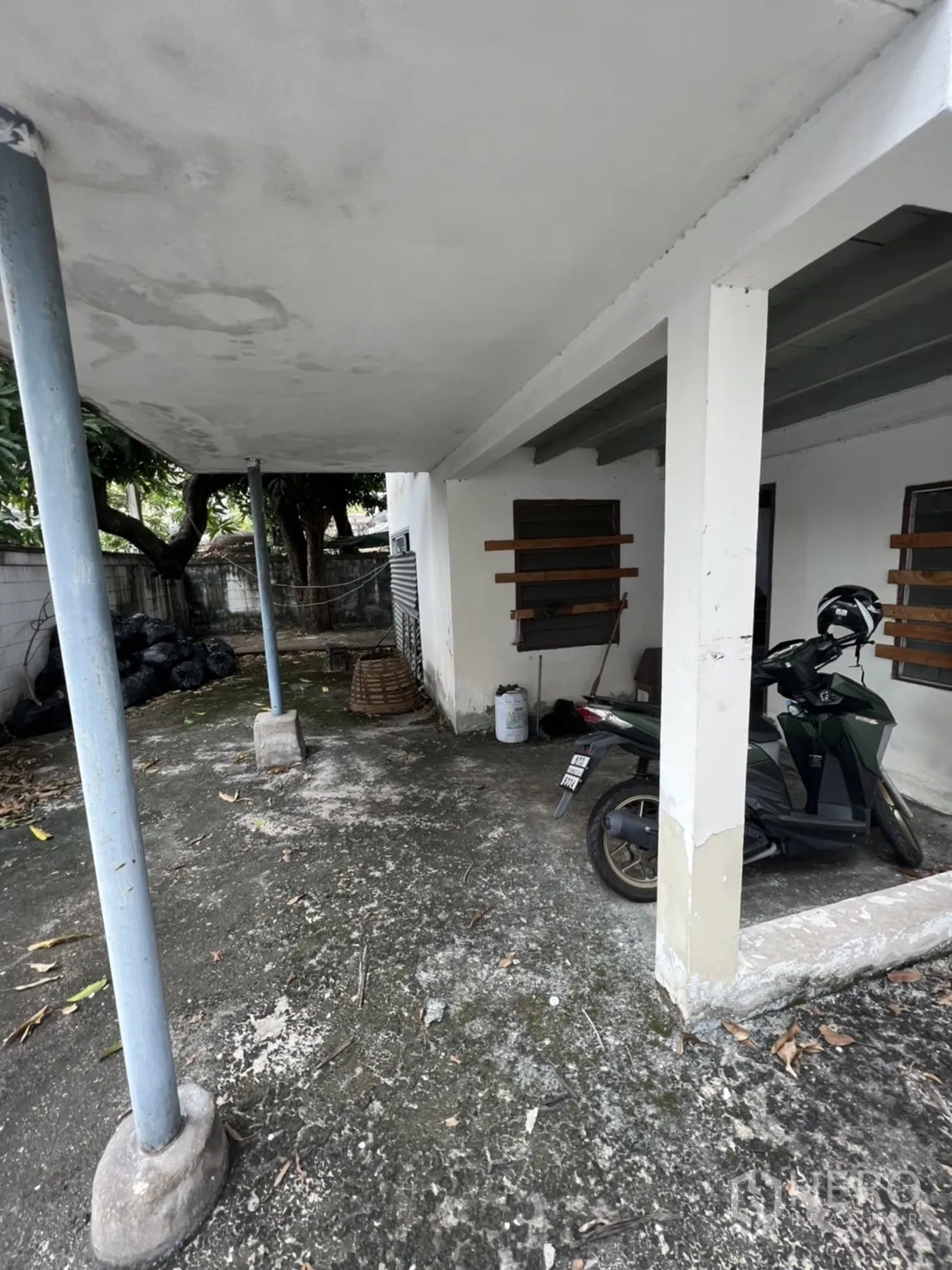 บ้าน ให้เช่าในSathon, Bangkok - โรงจอดรถ/เฉลียงมีหลังคา พื้นคอนกรีต และเสาตั้ง