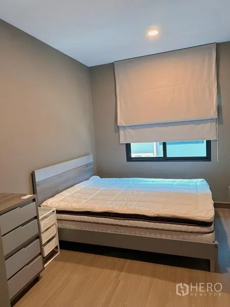 独立式住宅 出售 - 次卧配双人床、百叶窗与木纹地板