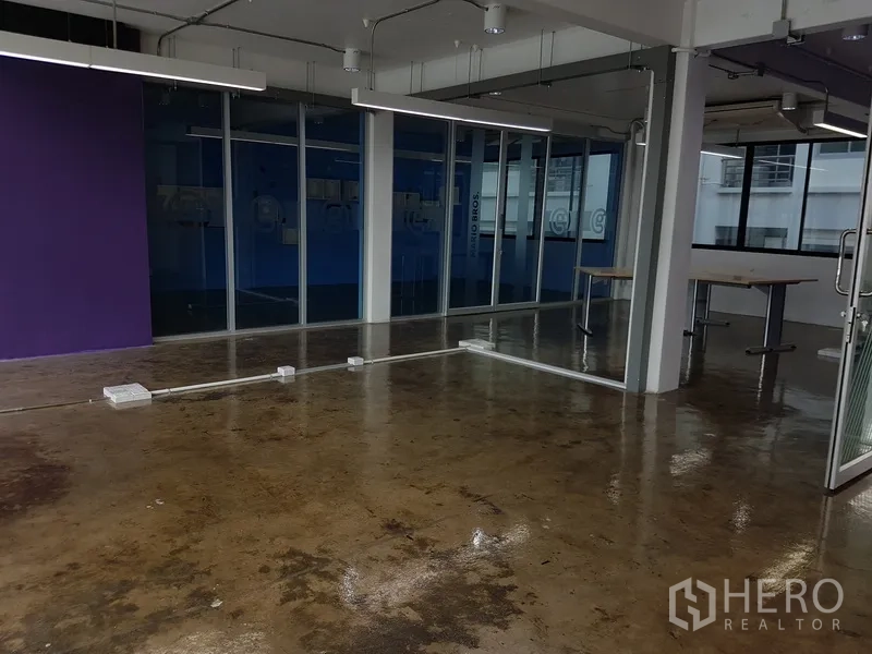 สำนักงานที่บ้าน ขายในKhlong Toei, Bangkok - ช่องบันได ราวเหล็กสู่ชั้นบน