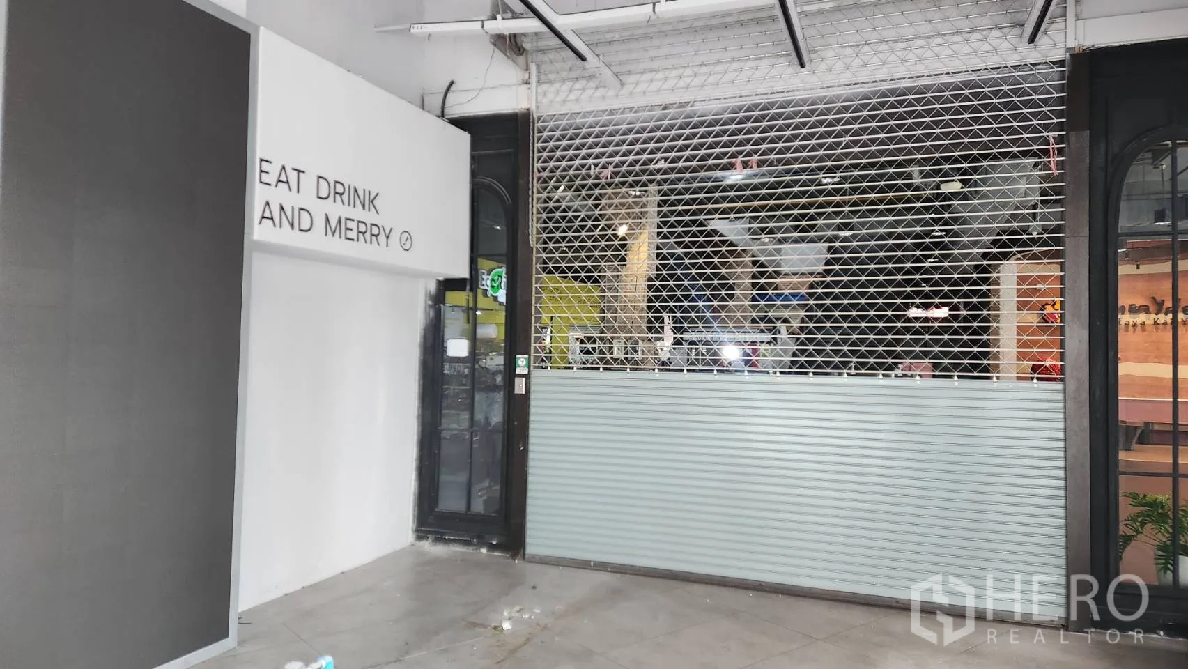 พื้นที่ขายปลีก ให้เช่า - ประตูม้วนเหล็กนิรภัยและประตูกระจกด้านข้างภายในร้าน พร้อมสำหรับตกแต่ง.