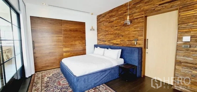 คอนโด ให้เช่าในWatthana, Bangkok - ห้องนอนผนังไม้เท็กซ์เจอร์ ประตูบานเลื่อนไม้ เตียงบุนวม และพรม