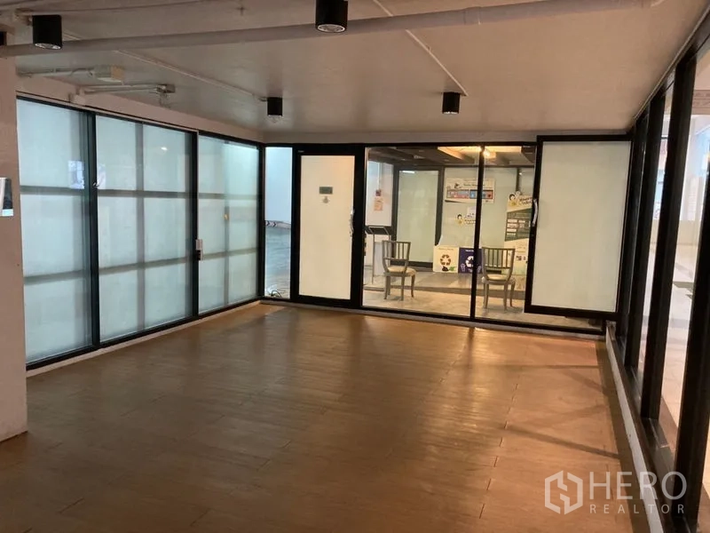 零售空间 出租在Khlong Toei, Bangkok - 店铺前区通过落地玻璃面向公共走道。