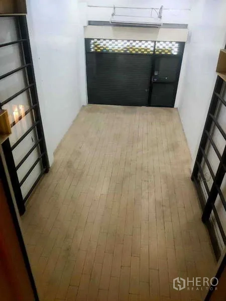 店屋 出售在Phra Khanong, Bangkok - 夹层俯瞰长形营业空间与前方卷闸。