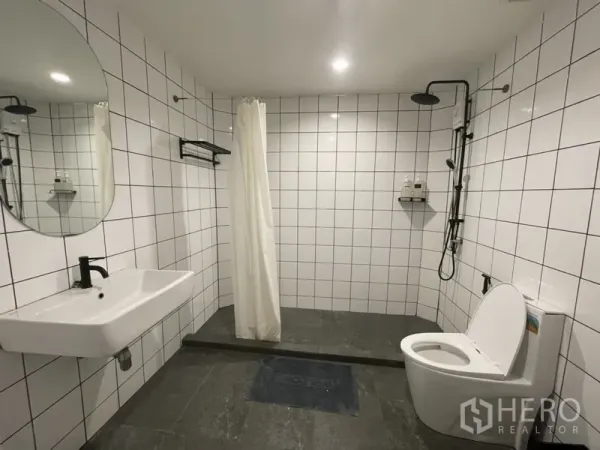 สำนักงานที่บ้าน ให้เช่าหรือขายในWatthana, Bangkok - ห้องน้ำกว้าง กระเบื้องสีขาว ฝักบัวเรนชาวเวอร์ อ่างล้างหน้า และโถสุขภัณฑ์